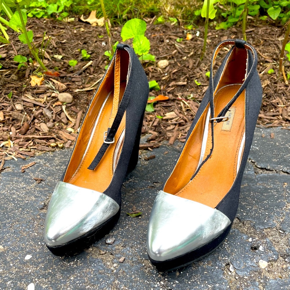 Kimchi Blue wedges - black with silver toe